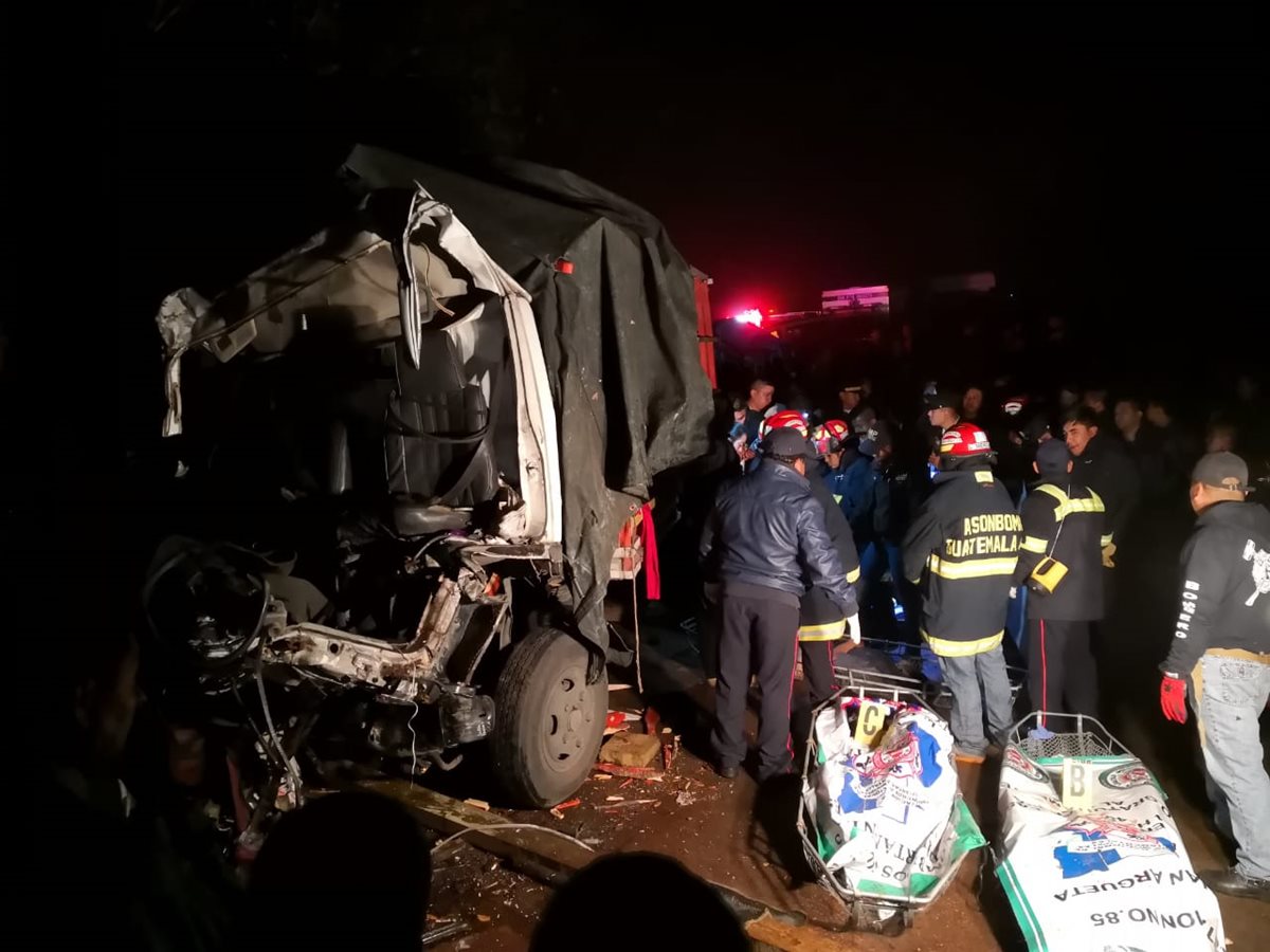 Vecinos y familiares lamentaron la muerte de los tres jornaleros de San Juan La Laguna. (Foto Prensa Libre: Ángel Julajuj)