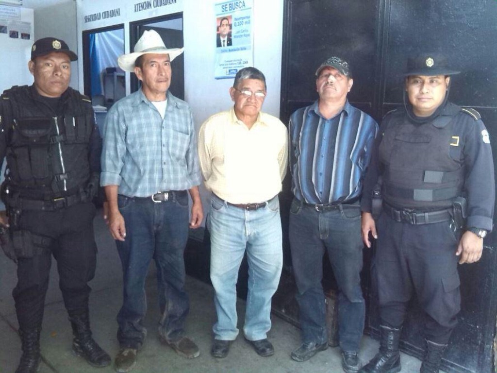 Los tres exfuncionarios capturados en Olopa, Chiquimula. (Foto Prensa Libre)