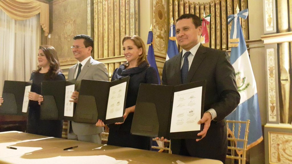 Los cancilleres de Guatemala, México, El Salvador y Honduras firmaron un acuerdo para mejorar la comunicación entre los consulados. (Foto Prensa Libre: Minex)