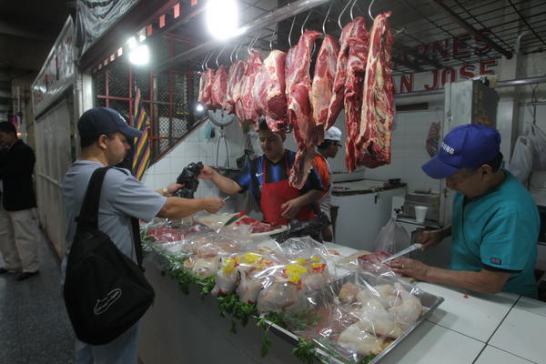Expendedores  del mercado El Guarda compran su propio ganado, lo destazan y distribuyen.  (Foto. Prensa Libre: GUILLERMO I. RAMÍREZ
).