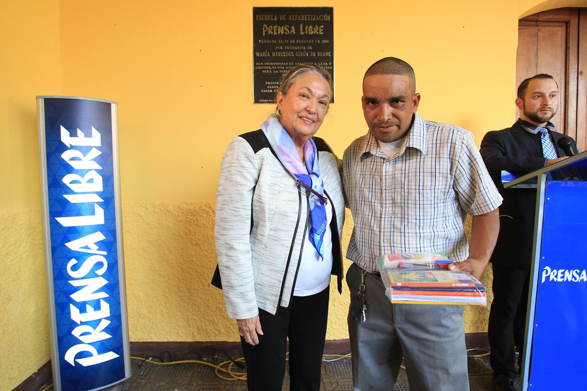 Los estudiantes recibieron bolsas escolares para emprender sus estudios en la escuelita ubicada en las instalaciones de Prensa Libre.(Foto Prensa Libre:Esbin García)