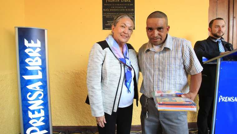 Los estudiantes recibieron bolsas escolares para emprender sus estudios en la escuelita ubicada en las instalaciones de Prensa Libre.(Foto Prensa Libre:Esbin García)