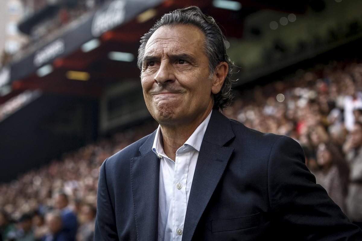 Prandelli sorprendió a directivos y aficionados del Valencia con su dimisión. (Foto Prensa Libre: EFE)