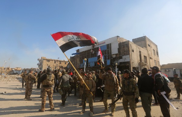 <span class="hps">Fuerzas</span> <span class="hps">de seguridad iraquíes</span> <span class="hps">ondean</span> <span class="hps">su bandera nacional</span><span class="hps">, en</span> <span class="hps">frente de la</span> <span class="hps">sede de la policía</span> <span class="hps">de Anbar</span>,<span class="hps"> Ramadi</span><span>.</span>
