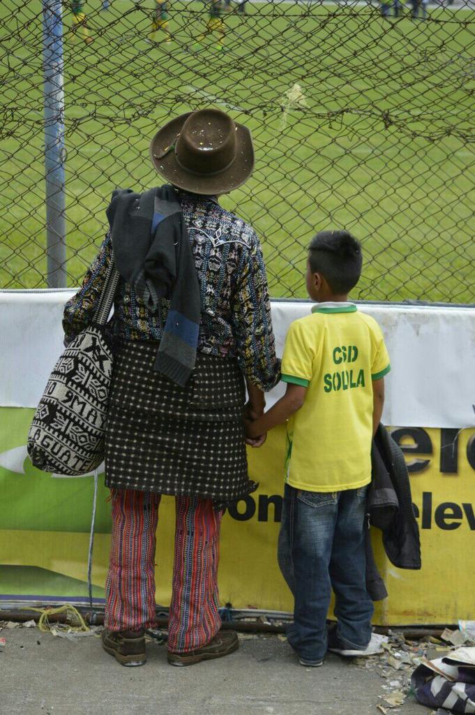 Madre e hijo observan el duelo entre Sololá y Ayutla. (Foto Prensa Libre: @la__bet/Twitter)