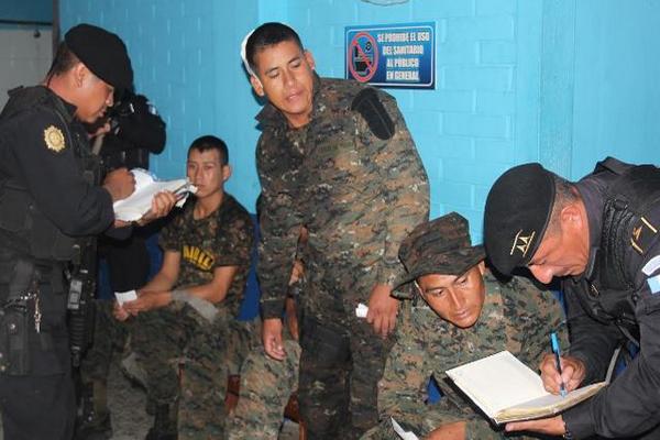 Los soldados heridos por el accidente del camión del Ejército son atendidos en el Hospital de Chiquimula. (Foto Prensa Libre: Edwin Paxtor)<br _mce_bogus="1"/>