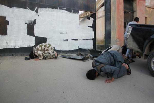 Combatientes del Estado Islámico rezan en la ciudad siria de Raqa. (Foto Prensa Libre: AFP)