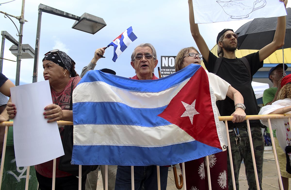 En Miami, un grupo de disidentes exigen acercamiento de EE. UU. con Cuba. (Foto Prensa Libre: AP)
