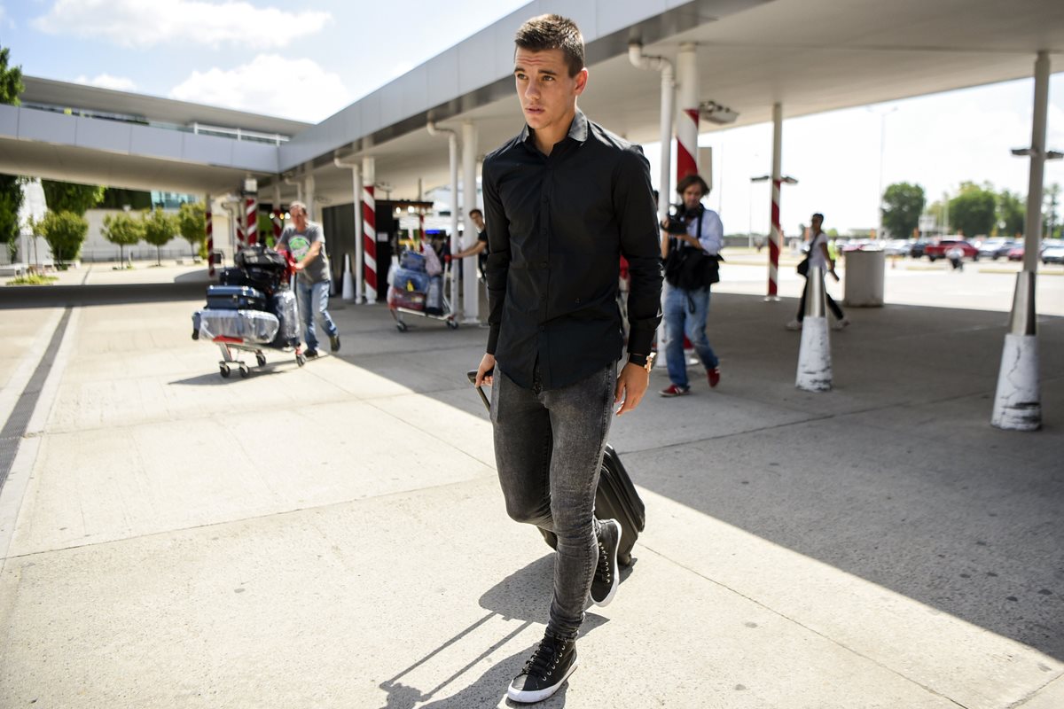Giovani Lo Celso en Buenos Aires mientras se disponía a partir a Francia para incorporarse con el PSG. (Foto Prensa Libre: AFP)
