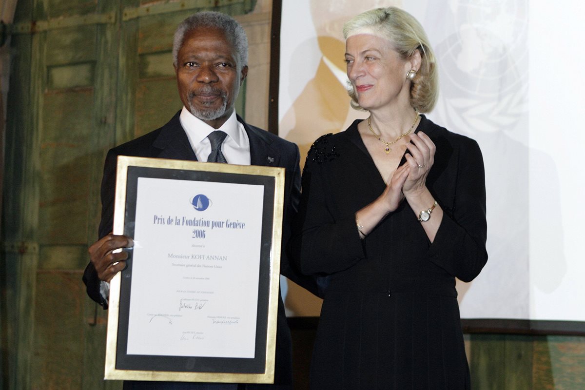 Kofi Annan junto a su esposa Nane Lagergren, durante la entrega del Premio de la Fundación Ginebra, en 2006.