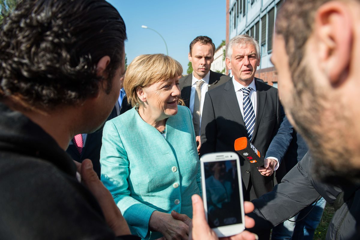 <em>Merkel durante su visita a la Oficina Federal de Migración y Refugiados. (Foto Prensa Libre: EFE).</em>