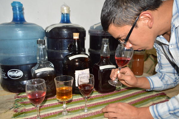 Wagner Hernández  encontró por casualidad la fórmula para preparar vino, y ahora tiene su propia empresa. (Foto Prensa Libre: Oswaldo Cardona)