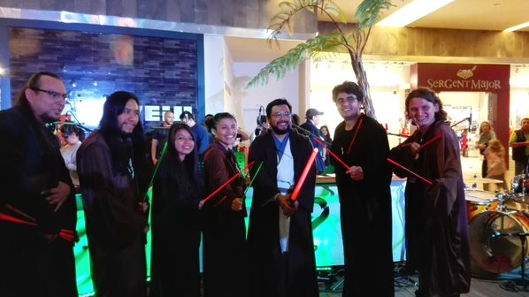 Integrantes de la Marimba Contemporánea también llegaron disfrazados al estreno de "La guerra de las galaxias". (Foto Prensa Libre: Ana Lucía Ola)