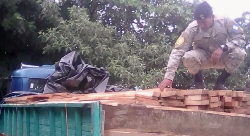 Un agente de la PNC resguarda la mercadería incautada en Santa Cruz del Quiché. (Foto Prensa Libre: Óscar Figueroa)