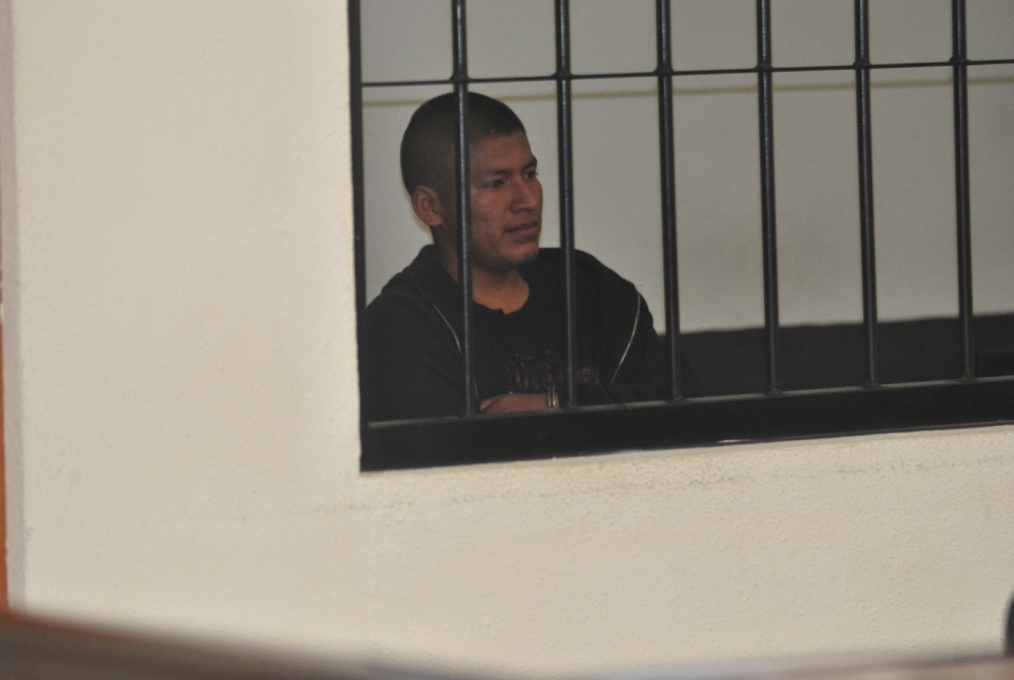 En un tribunal de sentencia, en Xela, Hazael Oseas Herrera Itzep escucha la condena emitida en su contra por violación. (Foto Prensa Libre María José Longo)