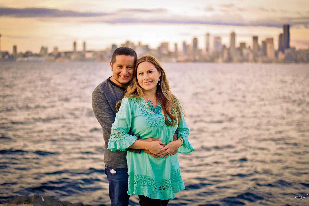 Otto Tippol posa junto a su esposa Beth, en Seattle, Washington, EE. UU.