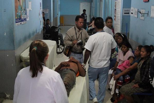 Baudilin Zuleta fue trasladado al Hospital Nacional de Jalpa por Bomberos. (Foto Prensa Libre: Hugo Oliva).