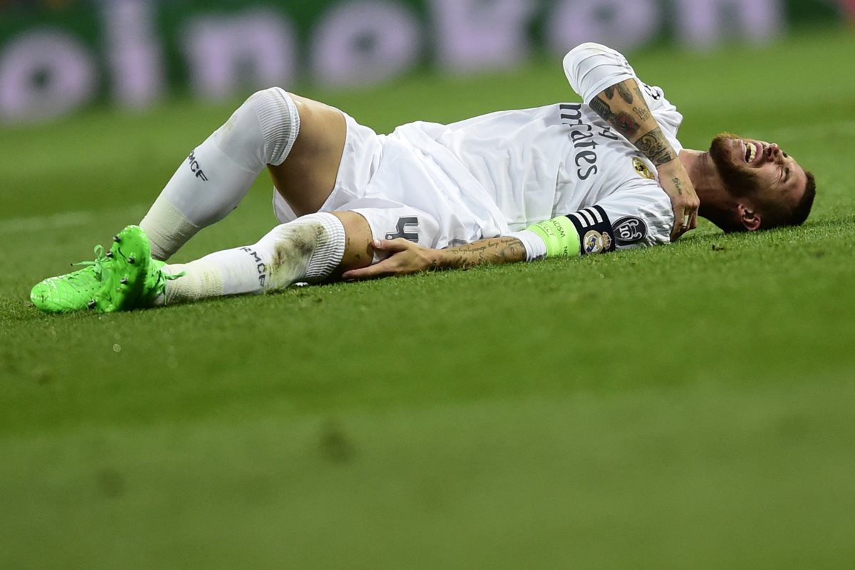 Sergio Ramos quedó tendido en el campo luego de ser lesionado. (Foto Prensa Libre: AFP)