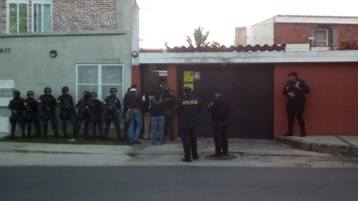 Los operativos son en Guatemala y Sacatepéquez, en busca de evidencia por el cierre del Banco de Comercio. (Foto Prensa Libre: PNC)