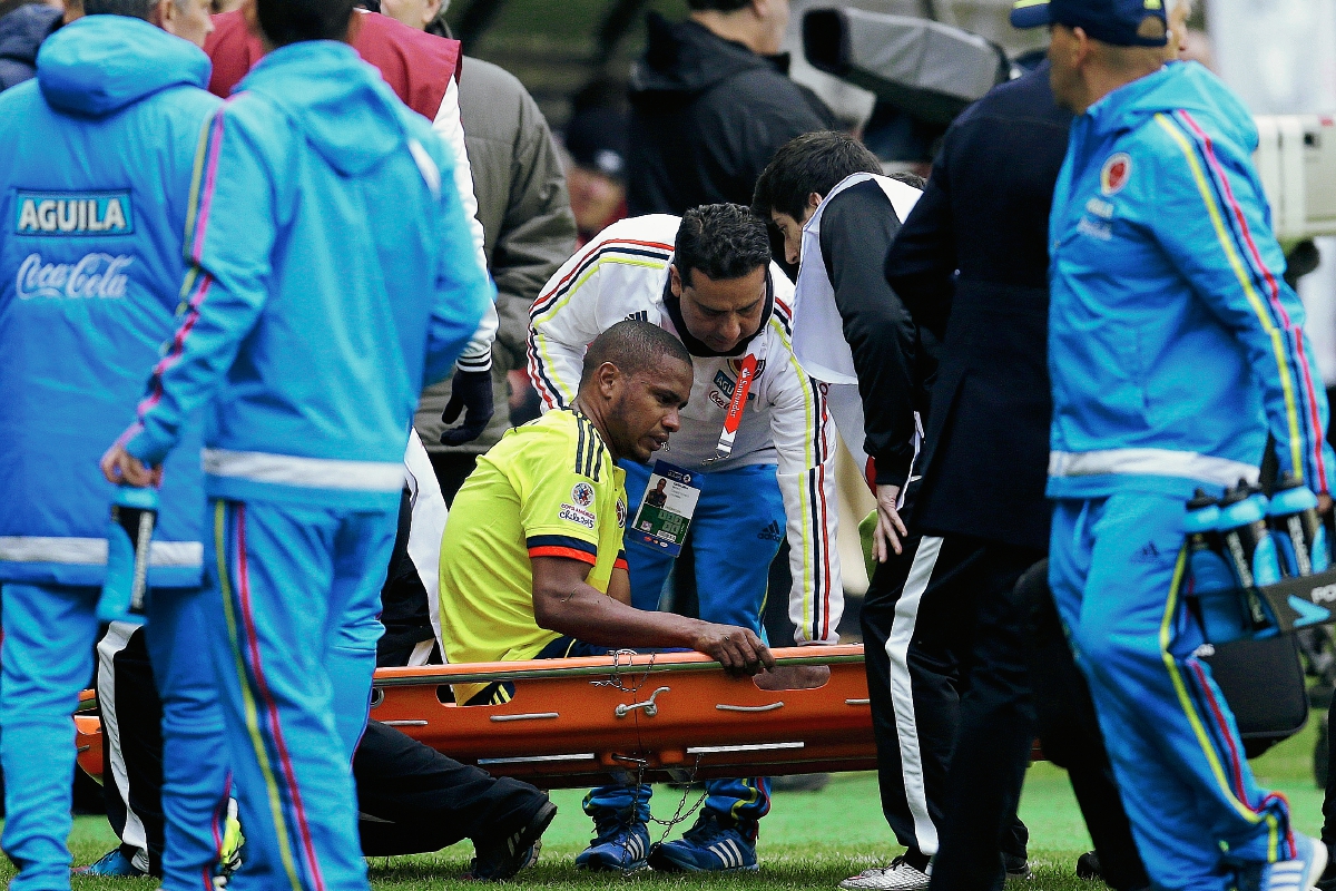 Edwin Valencia fue llevado en camilla para ser atendido durante el partido ante Perú. (Foto Prensa Libre: AP)