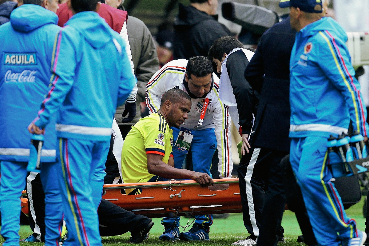 Edwin Valencia fue llevado en camilla para ser atendido durante el partido ante Perú. (Foto Prensa Libre: AP)