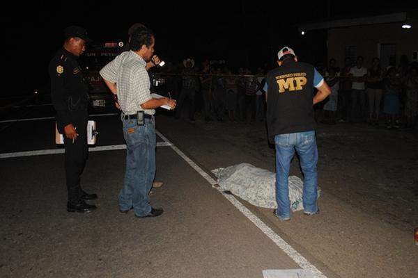 Perito del Ministerio Público recaba información acerca del accidente en Poptún, Petén. (Foto Prensa Libre: Rigoberto Escobar)<br _mce_bogus="1"/>