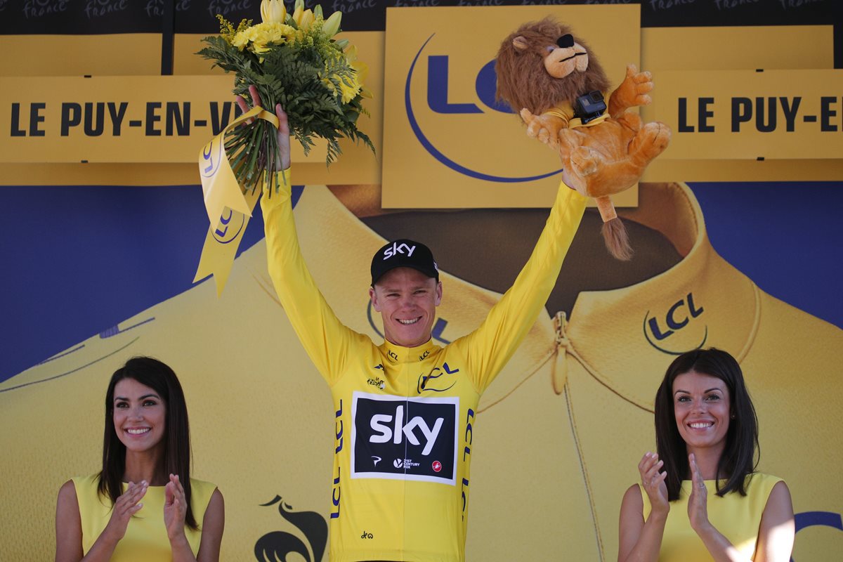 Chris Froome festeja después de ganar la etapa de este domingo. (Foto Prensa Libre: AP)