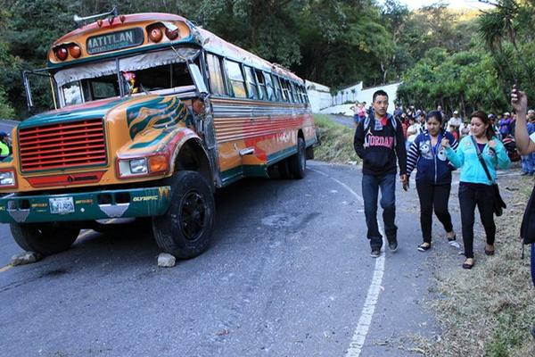 El accidente se registró en el km 38 de la ruta que une a San Vicente Pacaya con la ruta al Pacífico. (Foto Prensa Libre: Carlos Paredes)<br _mce_bogus="1"/>