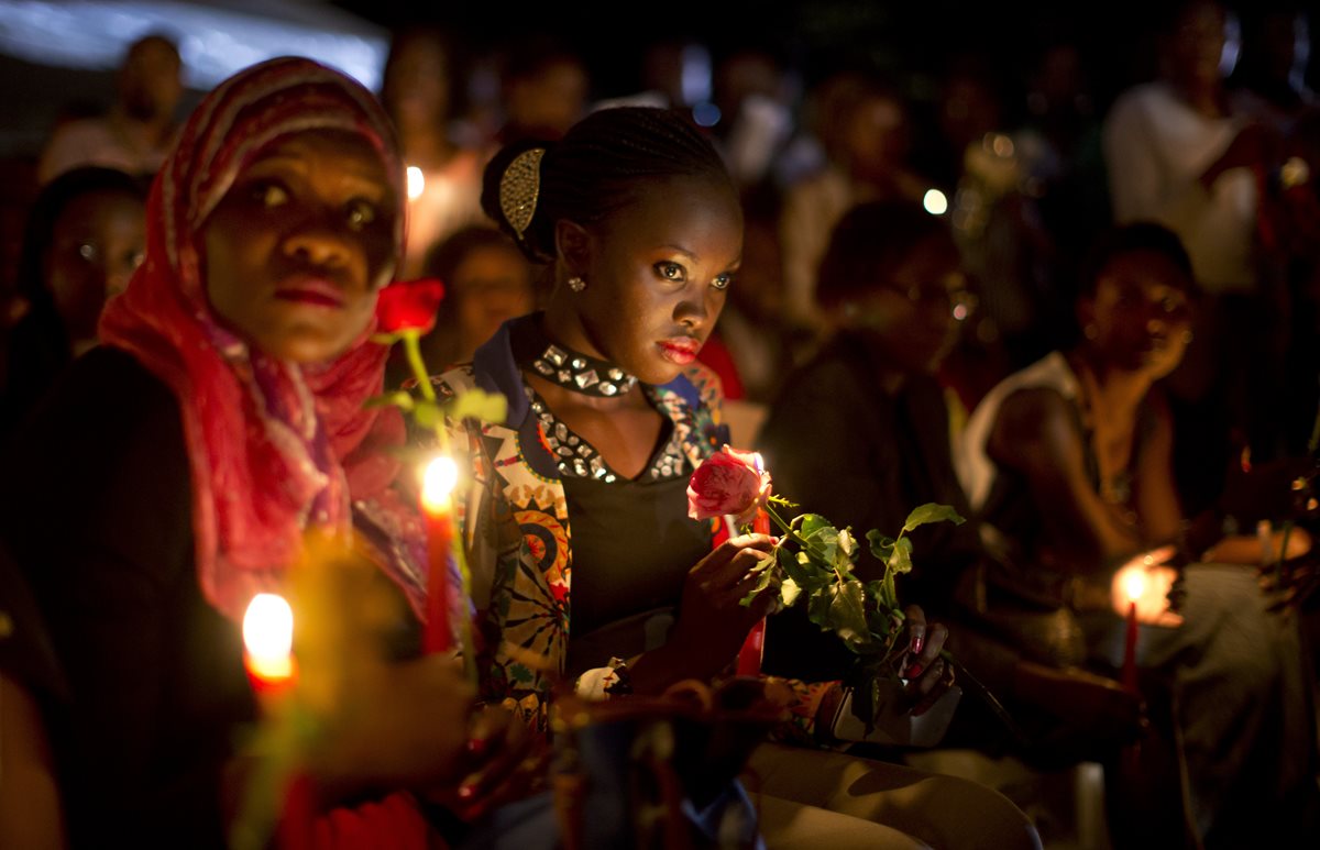 Kenianos sostienen velas en memoria de las víctimas del ataque terrorista a la Universidad Garissa de ese país. (Foto Prensa Libre: AFP).
