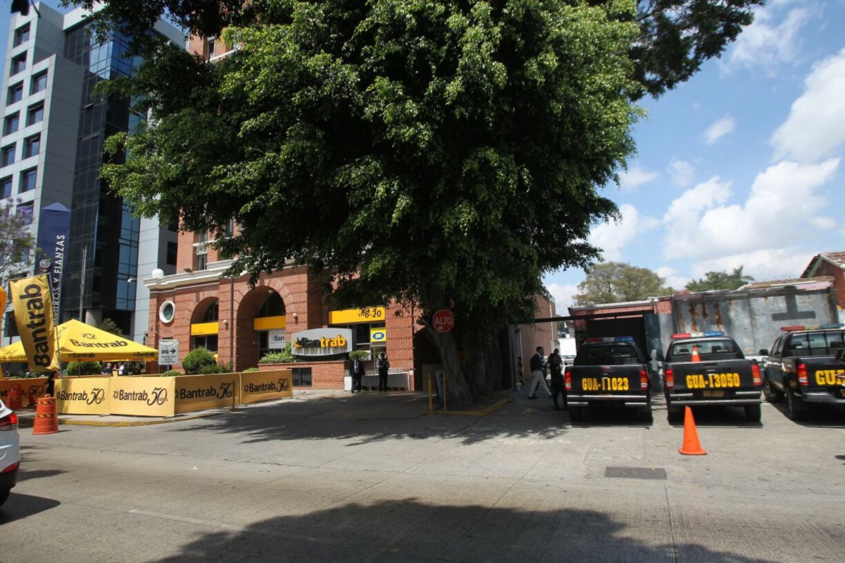 La fiscalía de lavado de dinero del MP dirige un allanamiento en las oficinas de Bantrab, en la zona 9. (Foto Prensa Libre: Érick Avila)