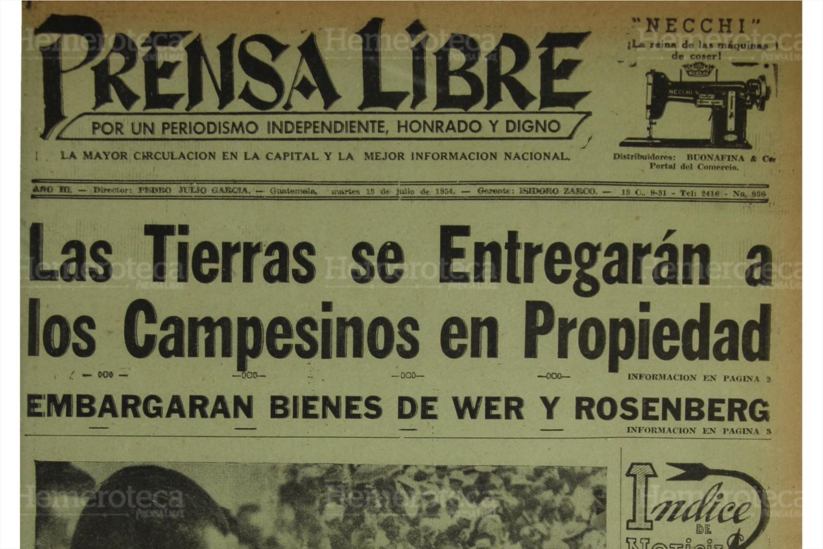 Portada de Prensa Libre del 13/7/1954 informando sobre el ofrecimiento de Castillo Armas de dar tierras a los campesinos. (Foto: Hemeroteca PL)