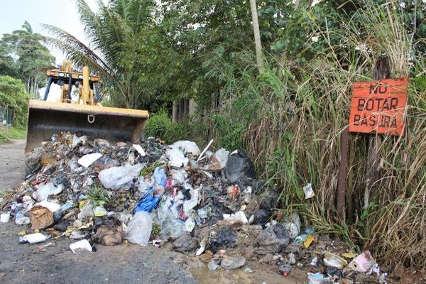 Maquinaria proporcionada por empresarios colaboran para retirar basura de vertederos ilegales de Puerto Barrios. (Foto Prensa Libre: Edwin Perdomo)<br _mce_bogus="1"/>