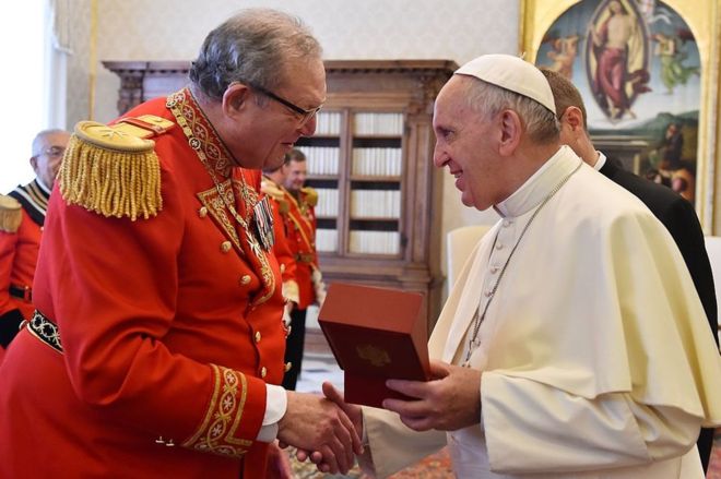 En las últimas semanas el británico Matthew Festing, el gran maestro de la Orden de Malta (izquierda), ha mantenido con el papa Francisco una dura pugna. GETTY IMAGES