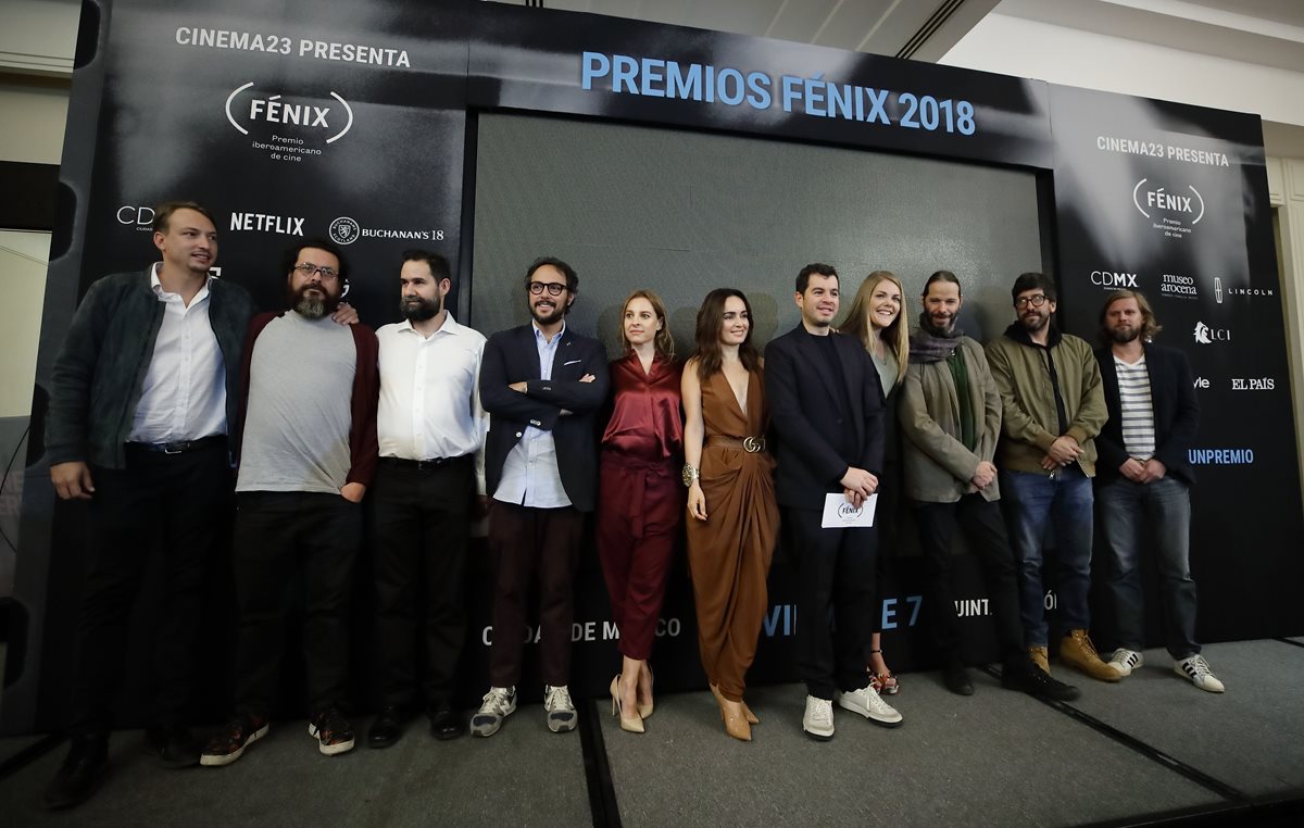 El presidente de Premios Fénix, Rodrigo Peñafiel (quinto a la derecha), y algunos de los nominados a los Premios Fénix (Foto Prensa Libre: EFE).