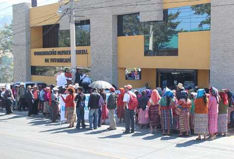 Manifestantes permanecen frente a la gobernación departamental de Totonicapán. (Foto Prensa Libre: Édgar Dominguez).