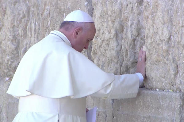 El papa visita Muro de las Lamentaciones. (Foto Prensa Libre: AFP)