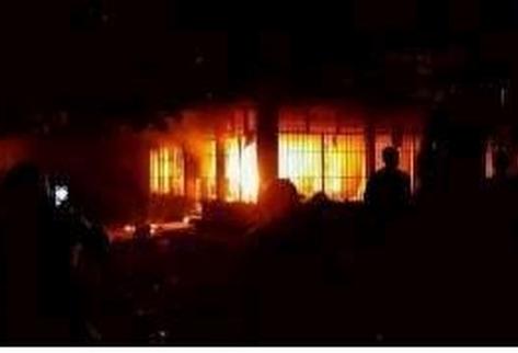 La turba impide el paso de bomberos para sofocar las llamas.