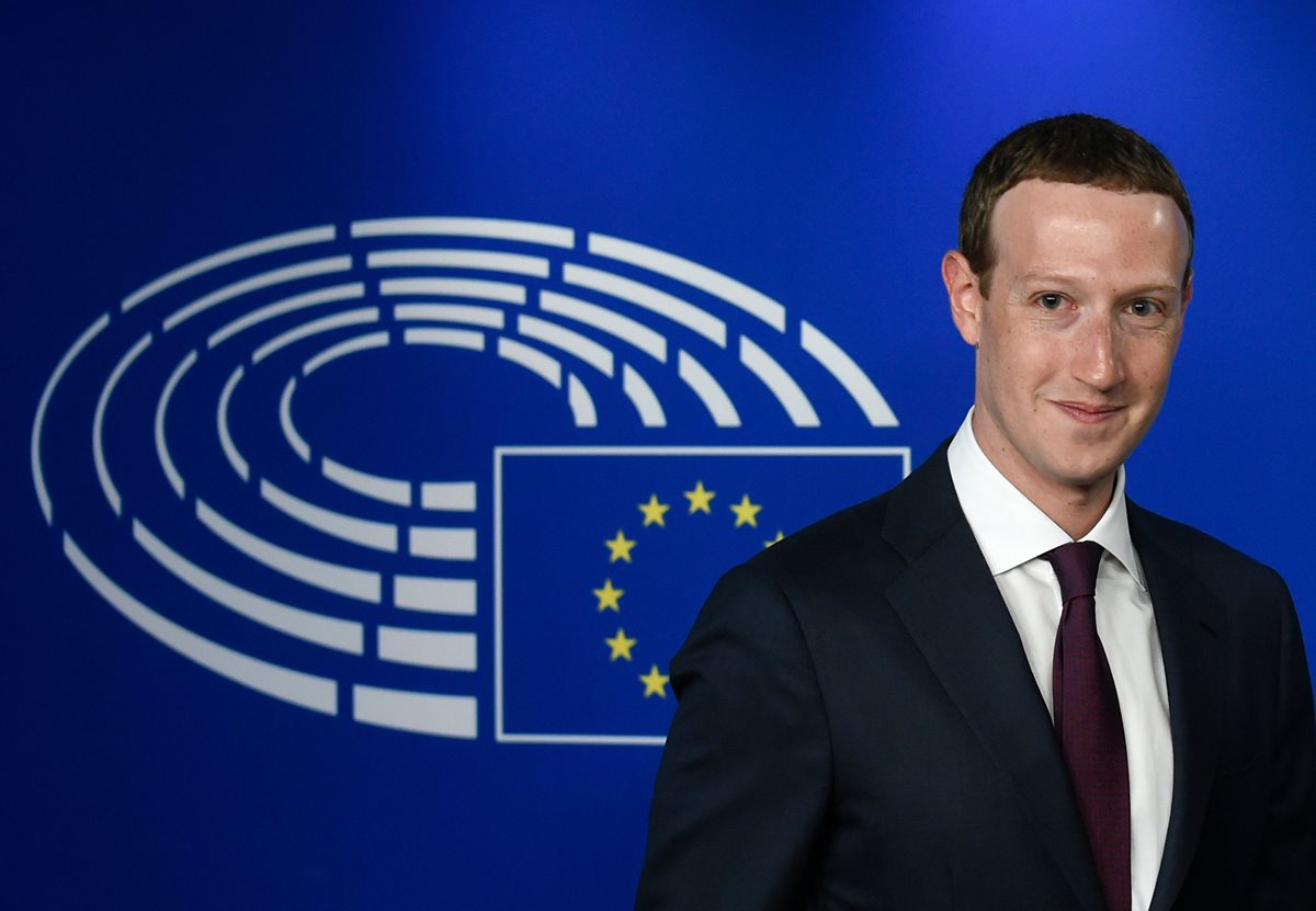 El CEO de Facebook, Mark Zuckerberg, se presentó ante la Eurocámara. Ahora enfrenta nueva denuncia por empresa estadounidense. (Foto Prensa Libre: AFP)