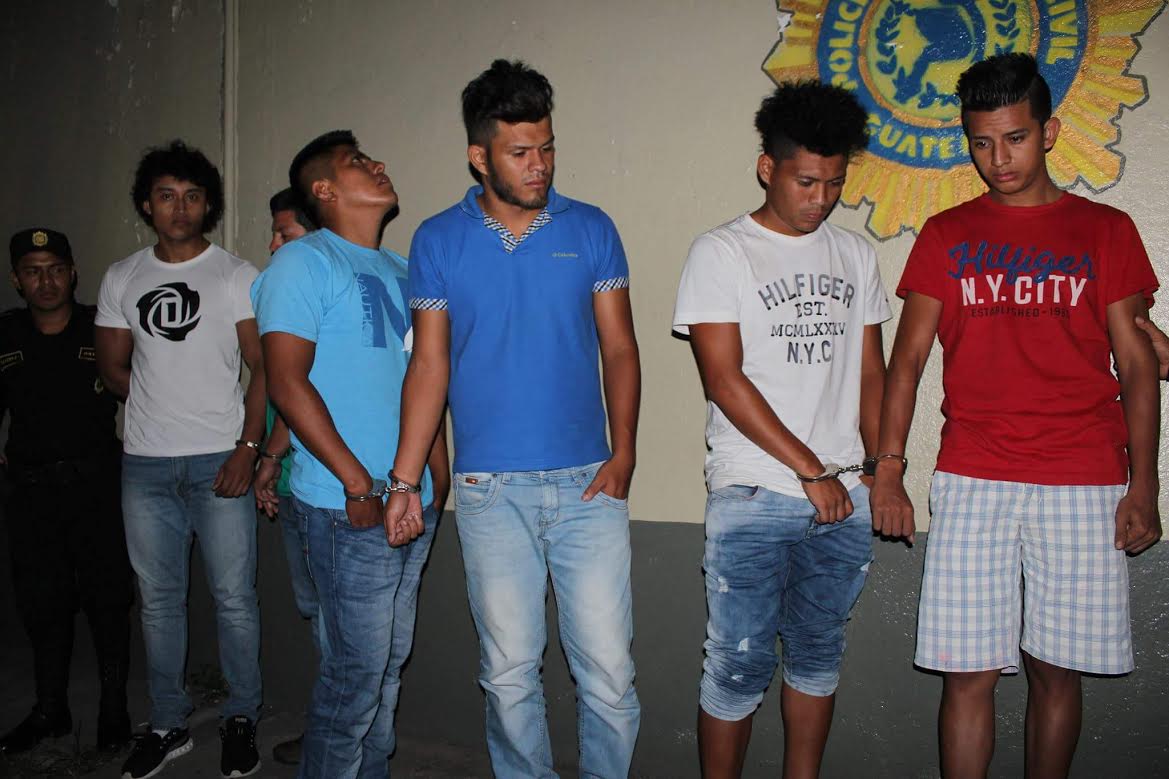 Víctor Armas–de rojo– fue aprehendido en Sololá junto a otros cinco hombres, sindicados de intento de violación contra dos mujeres. (Foto Prensa Libre: Ángel Julajuj)