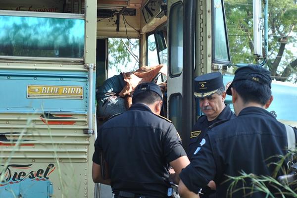 El cadáver del piloto quedó sobre el volante. (Foto Prensa Libre: Rolando Miranda)<br _mce_bogus="1"/>
