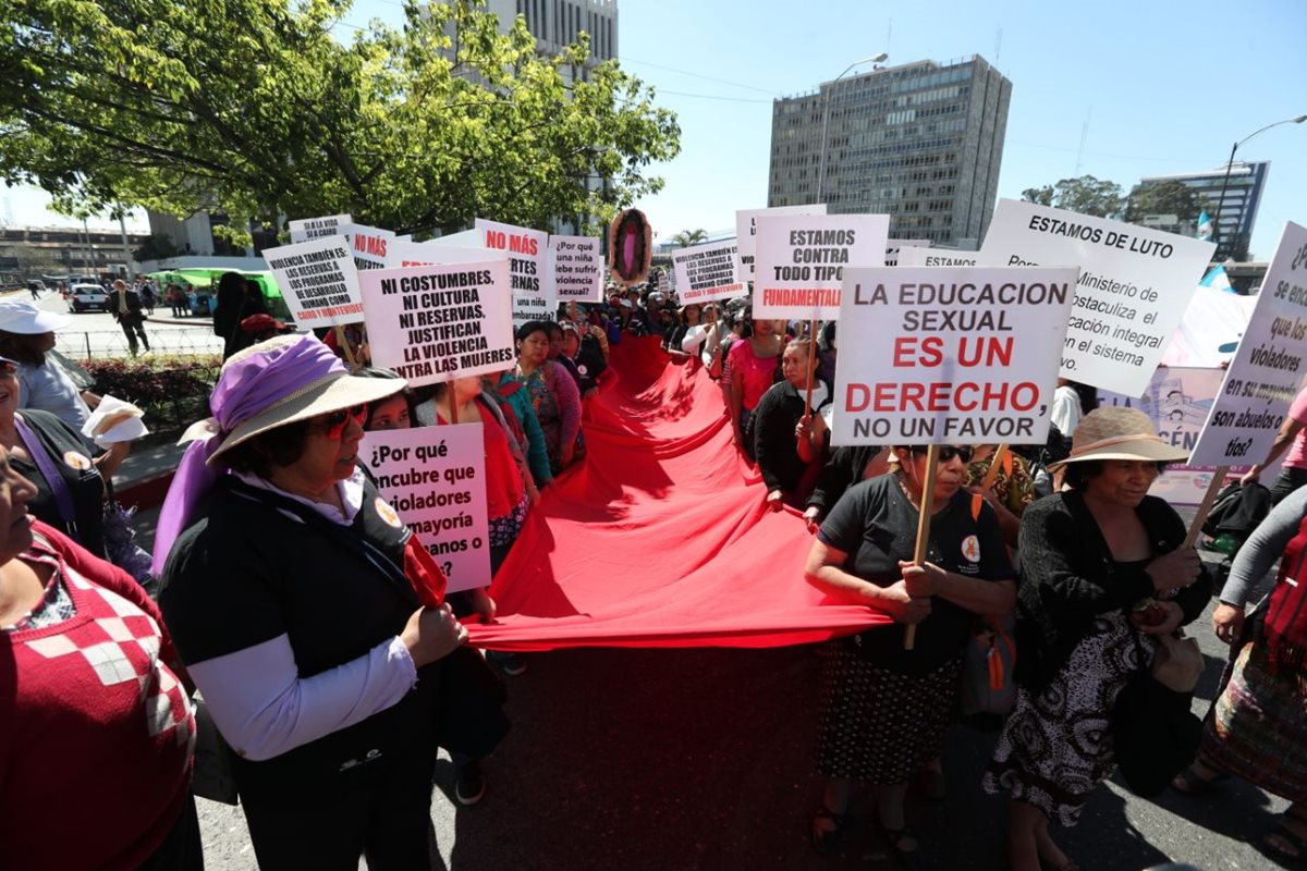 Decenas de mujeres participan en las actividades por el Día Internacional de la Mujer. (Foto Prensa Libre: Érick Ávila)