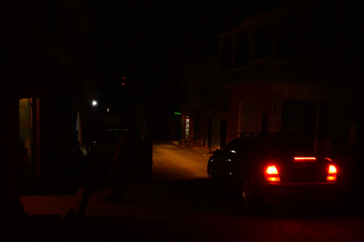 Las calles de Tacaná están en oscuridad total. (Foto Prensa Libre: Whitmer Barrera)