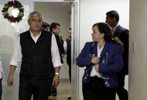 El presidente Pérez Molina sale del Ministerio Público junto a la fiscal general, Claudia Paz y Paz.