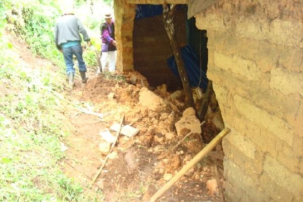 la   pared de una vivienda fue destruida  por un derrumbe, en San Juan Atitán, Huehuetenango.
