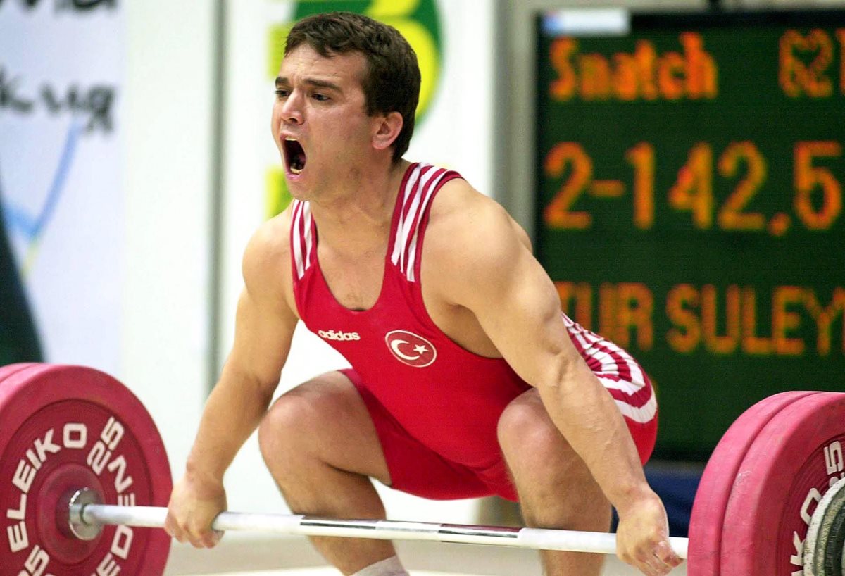 Naim Süleymanoglu durante una competencia europea, su estatura y fuerza le valió ser reconocido como Hércules de Bolsillo. (Foto Prensa Libre: EFE)