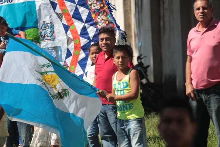 Un pequeño ondea la bandera de Guatemala en el recorrido de la tercera etapa. (Foto Prensa Libre: Carlos Vicente).