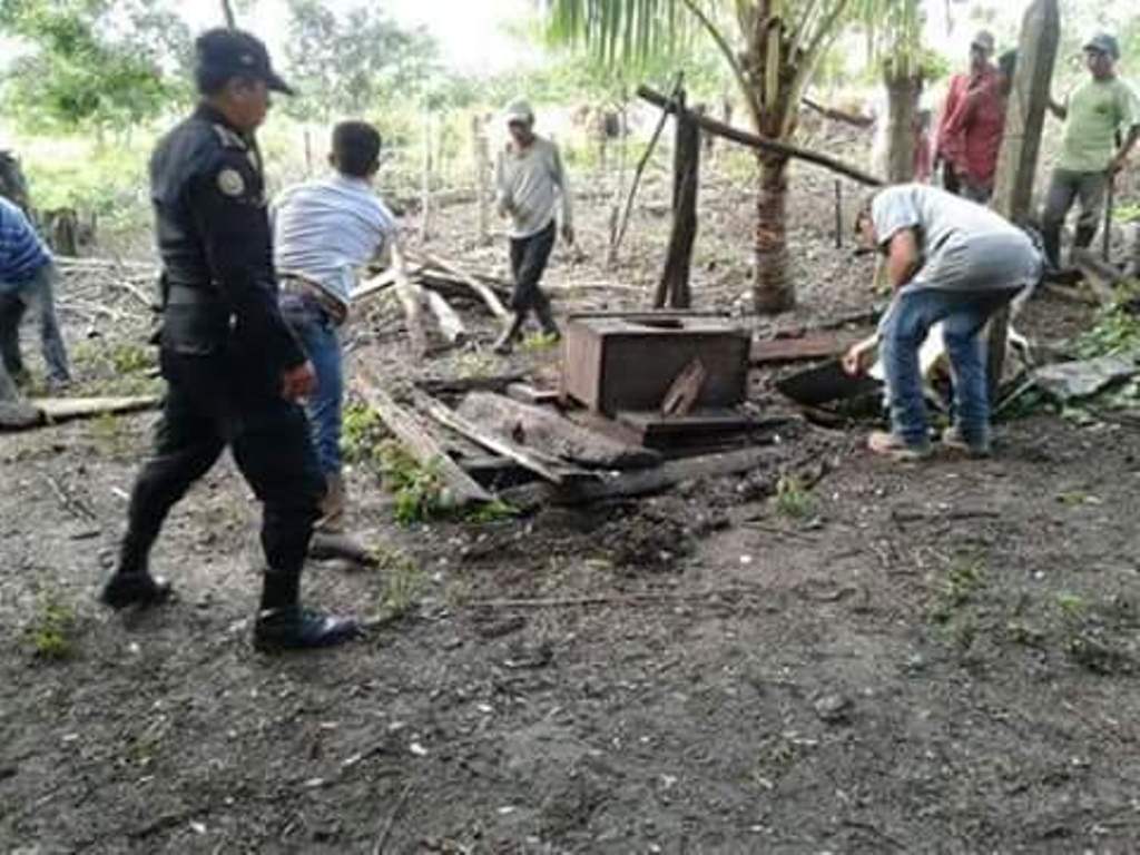 Lugar donde fue localizado uno de los cuatro cuerpos en San Andrés, Petén. (Foto Prensa Libre: PNC)