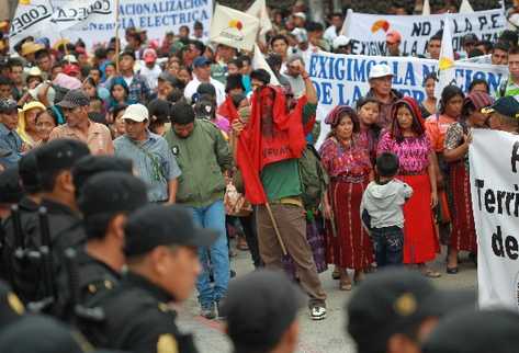 Manifestantes provenientes de 20 departamentos efectúan su recorrido, que incluyó protestar frente a varias instituciones en el Centro Histórico.