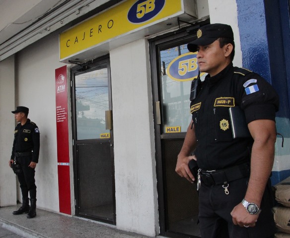 Agentes de la Policía Nacional Civil resguardan un cajero automático ubicado en la vía pública. (Foto Prensa Libre: Cortesía PNC)