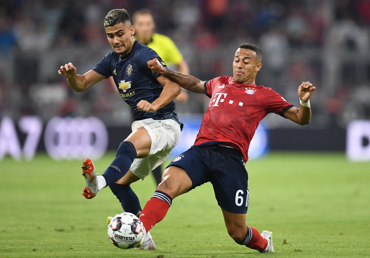 Andreas Pereira (i) y Thiago Alcántara (d) pelean un balón durante el partido de este domingo en Múnich. (Foto Prensa Libre: AFP)